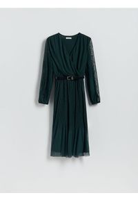 Reserved - Plisowana sukienka z paskiem - morski. Kolor: morski. Materiał: dzianina. Styl: klasyczny #1