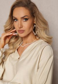 Renee - Jasnobeżowa Bluzka z Bufiastymi Rękawami i Trójkątnym Dekoltem Hilko. Okazja: na co dzień. Kolor: beżowy. Materiał: wiskoza. Styl: elegancki, casual #5
