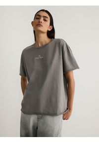 Reserved - T-shirt regular z nadrukiem - jasnoszary. Kolor: szary. Materiał: bawełna, dzianina. Wzór: nadruk