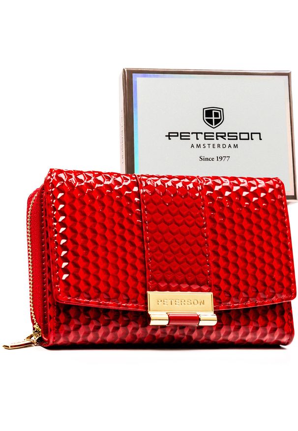 Czerwony, lakierowany portfel damski wykonany ze skóry ekologicznej o przestrzennej fakturze - Peterson. Kolor: czerwony. Materiał: lakier, skóra ekologiczna
