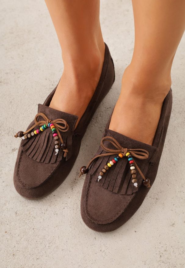 Renee - Ciemnobrązowe Mokasyny VICES z Imitacji Zamszu z Kokardką Kolorowymi Koralikami i Skórzaną Wkładką Nenden. Okazja: na co dzień. Kolor: brązowy. Materiał: skóra, zamsz. Wzór: kolorowy. Styl: casual, elegancki