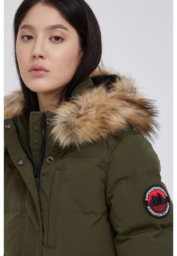 Superdry Kurtka damska kolor zielony zimowa. Okazja: na co dzień. Kolor: zielony. Materiał: materiał, poliester, futro. Wzór: gładki. Sezon: zima. Styl: casual