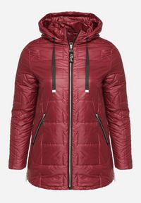 Born2be - Fuksjowa Pikowana Kurtka Ozdobiona Pikowaniem z Odpinanym Kapturem Falerosa. Okazja: na co dzień, na spacer. Kolekcja: plus size. Kolor: różowy. Materiał: jeans. Wzór: aplikacja. Styl: casual #6