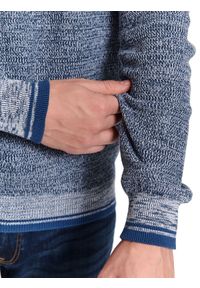 TOP SECRET - Sweter długi rękaw męski. Okazja: na co dzień. Typ kołnierza: dekolt w serek. Kolor: niebieski. Długość: długie. Wzór: paski, ze splotem. Materiał: dzianina, jeans. Długość rękawa: długi rękaw. Sezon: wiosna. Styl: casual, klasyczny #8