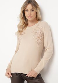 Born2be - Ciemnobeżowy Sweter z Koronkowymi Wstawkami z Bawełną Deriera. Okazja: na co dzień. Kolor: beżowy. Materiał: koronka, bawełna. Długość rękawa: długi rękaw. Długość: długie. Wzór: aplikacja. Styl: klasyczny, casual, elegancki