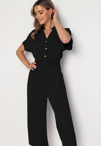 Born2be - Czarny Wiskozowy Kombinezon o Taliowanym Kroju z Szerokimi Nogawkami Delsea. Okazja: do pracy. Kolor: czarny. Materiał: wiskoza. Długość rękawa: krótki rękaw. Długość: krótkie. Styl: elegancki #2