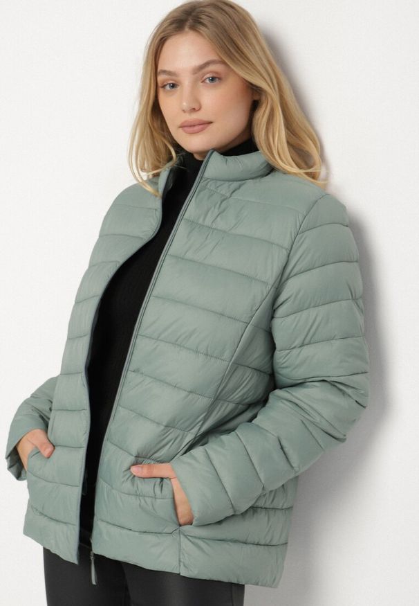 Born2be - Jasnozielona Pikowana Kurtka o Prostym Kroju z Niską Stójką Zeniva. Okazja: na co dzień, na spacer. Typ kołnierza: kołnierzyk stójkowy. Kolekcja: plus size. Kolor: zielony. Materiał: jeans, dzianina. Styl: casual