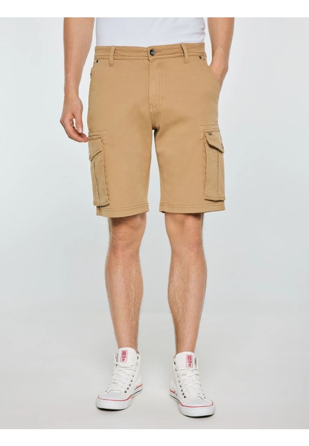 Big-Star - Szorty męskie z kieszeniami cargo beżowe Morrise 801. Okazja: na co dzień. Kolor: beżowy. Materiał: materiał, bawełna, elastan. Styl: casual, sportowy