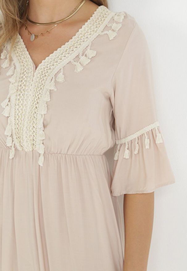 Born2be - Beżowa Wiskozowa Sukienka Maxi z Ozdobnym Dekoltem i Gumką w Pasie Latava. Okazja: na co dzień. Kolor: beżowy. Materiał: wiskoza. Styl: casual. Długość: maxi