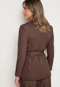 Born2be - Brązowa Marynarka Jednorzędowa z Wiązanym Paskiem Isabelline. Kolor: brązowy. Styl: elegancki #6
