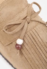 Renee - Ciemnobeżowe Klapki Mule na Płaskiej Podeszwie z Frędzlami Kokardą i Koralikami Zinriara. Okazja: na co dzień. Nosek buta: otwarty. Kolor: beżowy. Materiał: jeans. Wzór: haft, aplikacja. Obcas: na płaskiej podeszwie. Styl: boho, casual, elegancki #2