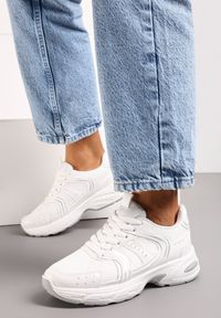 Renee - Białe Sneakersy Ozdobione Przeszyciami i Tłoczeniem na Podeszwie Ferfiana. Kolor: biały. Wzór: aplikacja #2