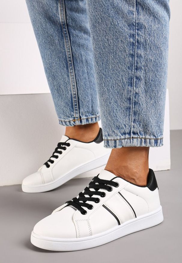 Born2be - Biało-Czarne Płaskie Sneakersy ze Sznurowaniem Ozdobione Paskami Elithna. Nosek buta: okrągły. Zapięcie: pasek. Kolor: biały. Materiał: materiał. Wzór: aplikacja. Obcas: na obcasie. Wysokość obcasa: niski