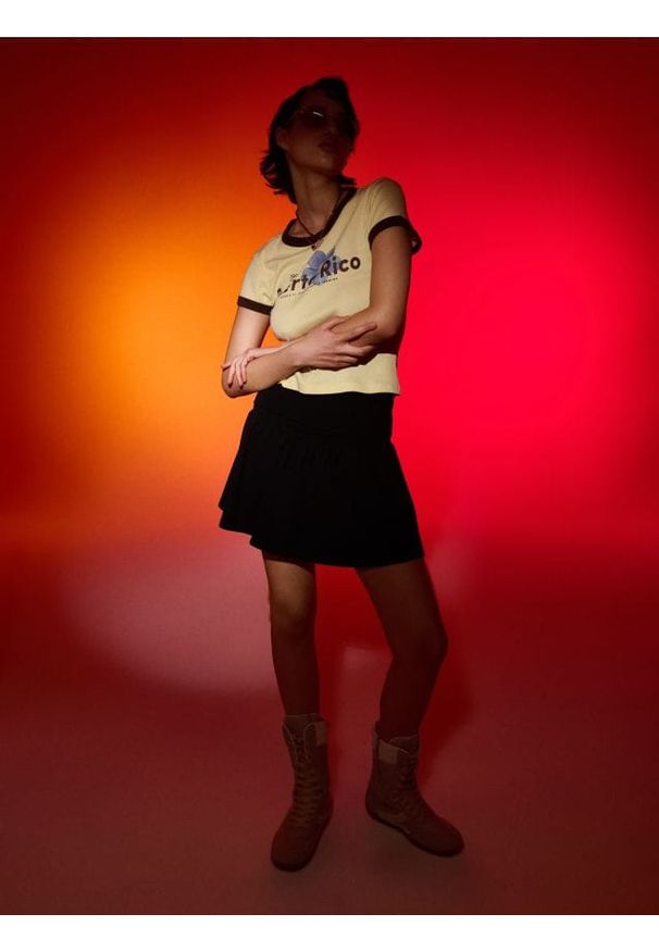 Sinsay - Plisowane skorty z wiskozą - czarny. Kolor: czarny. Materiał: wiskoza