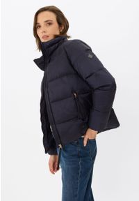 Volcano - Pikowana kurtka J-GIGI. Okazja: na co dzień. Typ kołnierza: kołnierzyk stójkowy. Kolekcja: plus size. Kolor: niebieski. Materiał: poliester, włókno, poliamid, materiał. Długość: długie. Styl: sportowy, casual