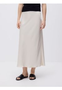 Reserved - Spódnica midi - kremowy. Kolor: kremowy. Materiał: tkanina. Wzór: gładki #1