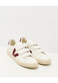 Veja - VEJA - Białe sneakersy z bordowym logo Marsala. Zapięcie: pasek. Kolor: biały. Materiał: materiał, guma. Wzór: paski, aplikacja
