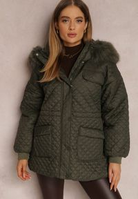 Renee - Ciemnozielona Kurtka z Futrzanym Kapturem i Drobnym Pikowaniem Obtashe. Kolor: zielony. Materiał: futro. Wzór: jednolity. Styl: klasyczny