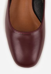 Renee - Bordowe Czółenka na Słupku Mary Jane Ozdobione Paskami Omevira. Okazja: na co dzień. Zapięcie: pasek. Kolor: czerwony. Materiał: dzianina. Wzór: aplikacja. Obcas: na słupku. Styl: casual, elegancki #8