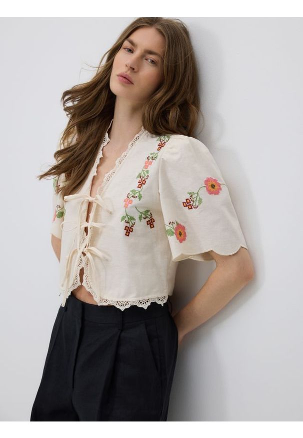 Reserved - Bluzka z haftem - kremowy. Kolor: kremowy. Materiał: bawełna, tkanina, len. Wzór: haft