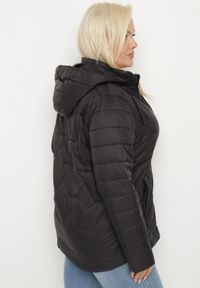 Born2be - Czarna Kurtka Pikowana z Odpinanym Kapturem Nalaniel. Okazja: na co dzień, na spacer. Kolekcja: plus size. Kolor: czarny. Materiał: jeans. Styl: klasyczny, casual #2