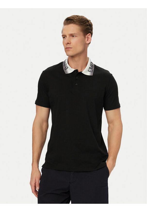 Emporio Armani Polo EM000571 AF20432 UC001 Czarny Regular Fit. Typ kołnierza: polo. Kolor: czarny. Materiał: bawełna