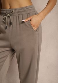 Renee - Brązowe Szerokie Spodnie Dresowe High Waist Ozdobione Sznurkiem Haliran. Okazja: na co dzień, na spacer. Stan: podwyższony. Kolor: brązowy. Materiał: dresówka. Wzór: aplikacja. Styl: casual, elegancki #5