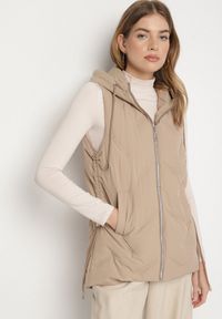 Born2be - Beżowa Casualowa Kamizelka z Kapturem i Pikowanymi Przeszyciami Caletta. Okazja: na co dzień. Typ kołnierza: kaptur. Kolor: beżowy. Materiał: jeans. Styl: casual #7