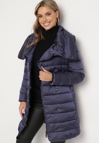 Born2be - Granatowa Kurtka Pikowana Nikessa. Typ kołnierza: bez kaptura. Kolor: niebieski. Materiał: tkanina, materiał. Długość: długie. Wzór: aplikacja #4