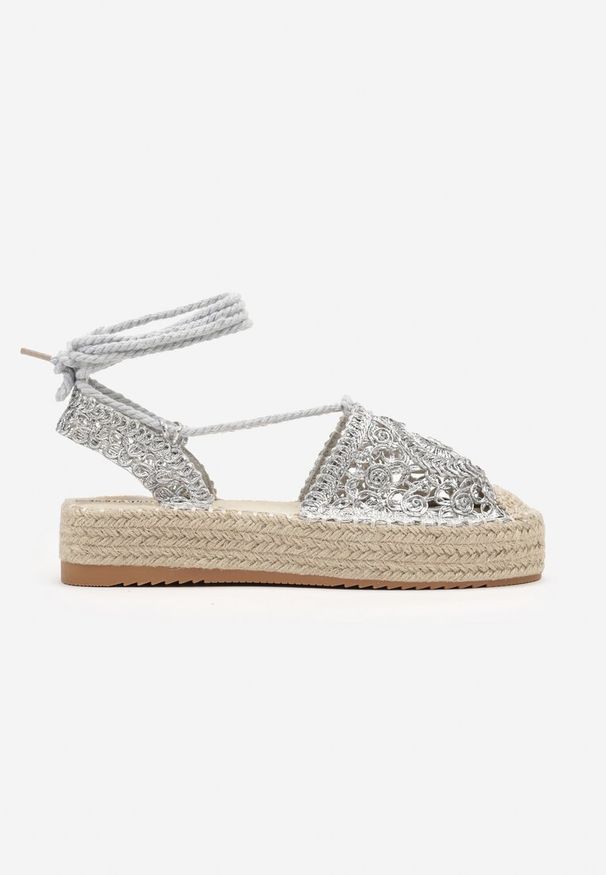 Born2be - Srebrne Płaskie Espadryle na Plecionej Podeszwie o Ażurowym Wykończeniu z Wiązaniem Sivalea. Nosek buta: okrągły. Kolor: srebrny. Materiał: materiał. Wzór: ażurowy. Sezon: lato. Obcas: na obcasie. Styl: klasyczny. Wysokość obcasa: niski
