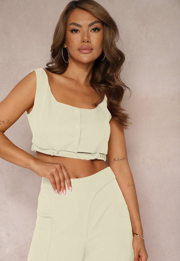 Renee - Jasnozielony Top Wykończony Materiałowym Paskiem w Talii i Zapięciem na Napy Tiamalea. Kolor: zielony. Materiał: materiał. Styl: wizytowy, elegancki