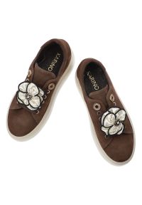Czekoladowe Sneakersy Karino Modne Obuwie Damskie. Okazja: na co dzień. Kolor: brązowy. Materiał: materiał, welur. Szerokość cholewki: normalna. Wzór: kwiaty. Styl: casual #4
