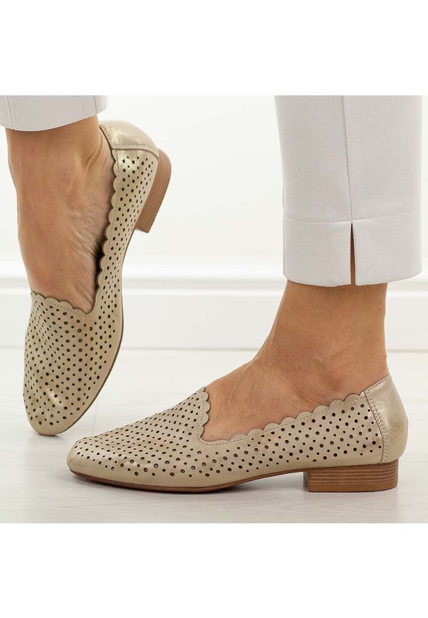 Złote skórzane półbuty damskie M.Daszyński Ol50-2. Okazja: na co dzień. Nosek buta: okrągły. Kolor: złoty. Szerokość cholewki: normalna. Wzór: ażurowy, aplikacja. Materiał: skóra. Sezon: wiosna, lato. Obcas: na obcasie. Styl: casual, elegancki, klasyczny, wizytowy. Wysokość obcasa: niski