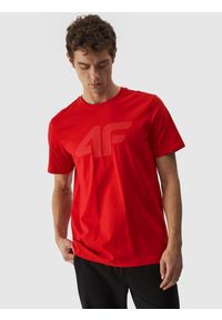 4f - T-shirt regular z nadrukiem męski - czerwony. Okazja: na co dzień. Kolor: czerwony. Materiał: bawełna, jersey, dzianina. Długość rękawa: krótki rękaw. Długość: krótkie. Wzór: nadruk. Styl: sportowy, casual, klasyczny