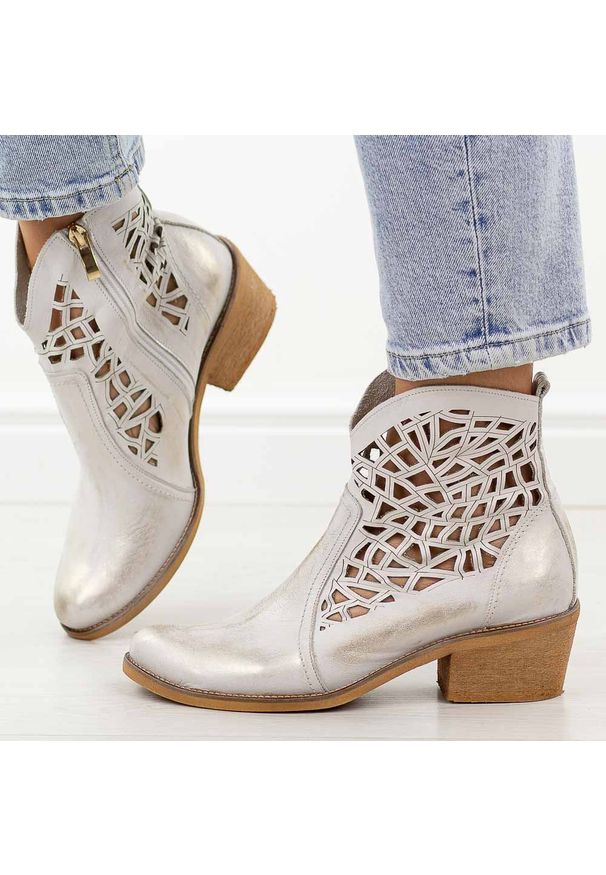 DEONI - Złote skórzane Polskie botki damskie, kowbojki ażurowe na obcasie Deoni Ko-07B. Okazja: na co dzień. Kolor: złoty. Szerokość cholewki: normalna. Wzór: ażurowy. Materiał: skóra. Sezon: wiosna, jesień, lato. Obcas: na obcasie. Styl: casual, elegancki, boho, klasyczny. Wysokość obcasa: średni