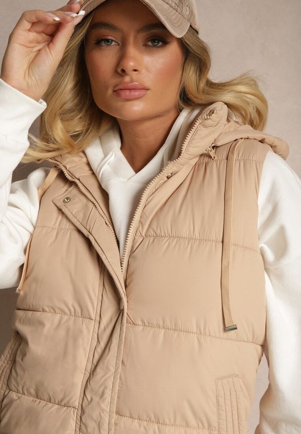 Renee - Ciemnobeżowa Kamizelka Pikowana z Kapturem Ozdobiona Sznurkami Eleandra. Okazja: na co dzień. Typ kołnierza: kaptur. Kolor: beżowy. Materiał: jeans. Wzór: aplikacja. Styl: klasyczny, casual, elegancki