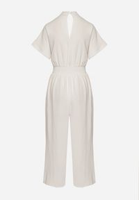 Born2be - Biały Kombinezon z Wiskozy z Gumką w Talii i Dekoltem w Serek z Guzikami Nisella. Okazja: na co dzień. Kolor: biały. Materiał: wiskoza. Długość rękawa: krótki rękaw. Długość: krótkie. Styl: casual, elegancki #7