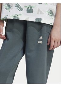 Adidas - adidas Spodnie dresowe Star Wars The Mandalorian™ JF3652 Zielony Regular Fit. Kolor: zielony. Materiał: bawełna. Wzór: motyw z bajki #8