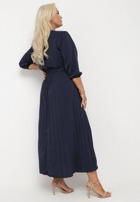 Born2be - Granatowa Plisowana Sukienka Maxi z Kopertowym Dekoltem i Wiązaniem w Talii Lariah. Kolekcja: plus size. Kolor: niebieski. Materiał: materiał. Typ sukienki: kopertowe. Długość: maxi #6