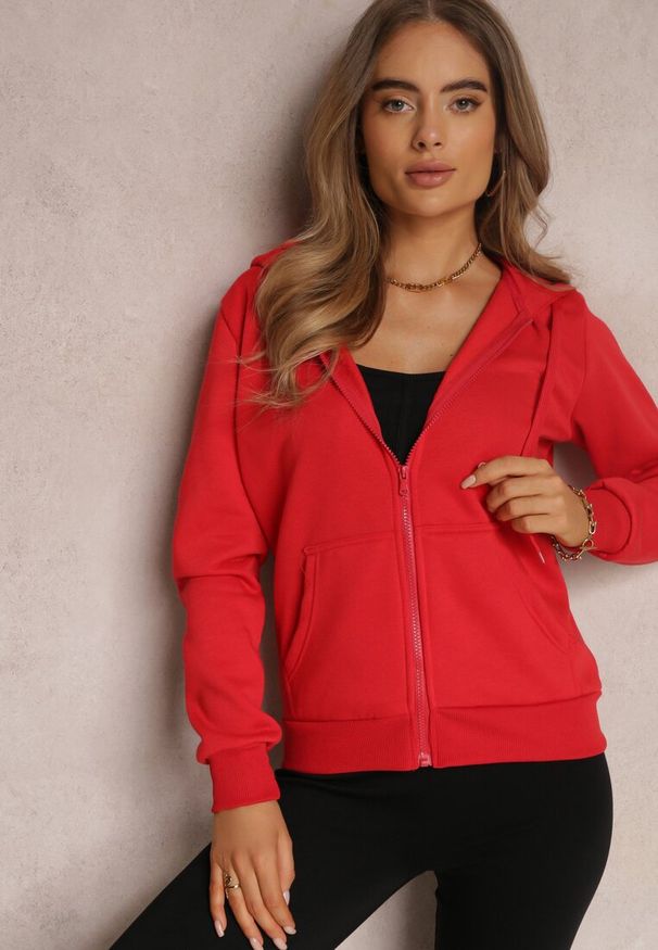 Renee - Czerwona Bluza z Kapturem Zapinana na Suwak Edan. Okazja: na co dzień. Typ kołnierza: kaptur. Kolor: czerwony. Materiał: jeans. Długość rękawa: długi rękaw. Długość: długie. Styl: sportowy, elegancki, klasyczny, casual