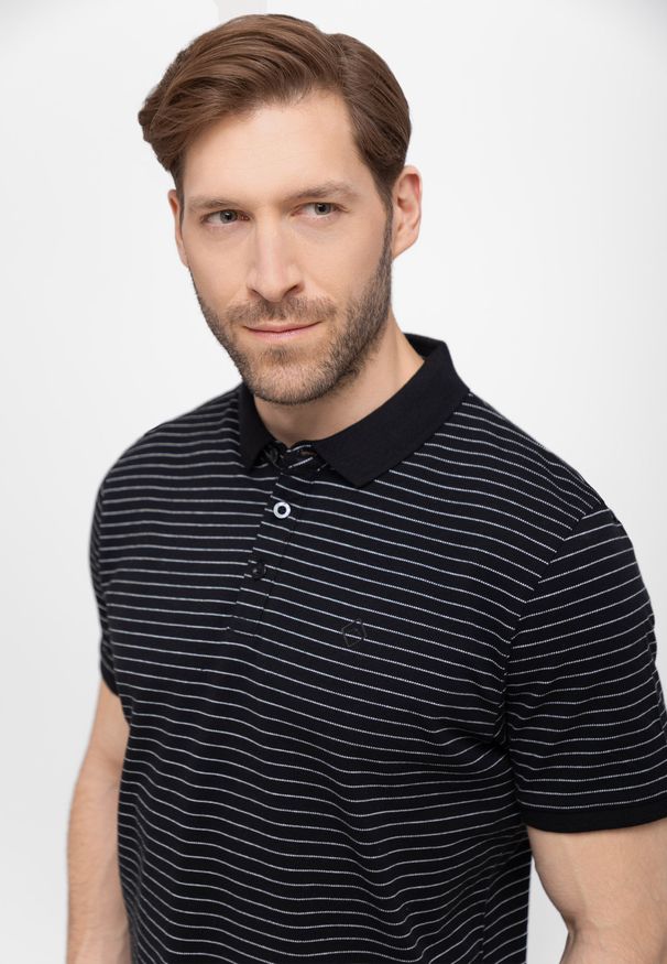 Volcano - Koszulka polo w paski O-WILL. Okazja: na co dzień, do pracy. Typ kołnierza: polo. Materiał: prążkowany, bawełna, materiał, dzianina, jeans, skóra. Długość: krótkie. Wzór: paski. Sezon: lato. Styl: klasyczny, casual