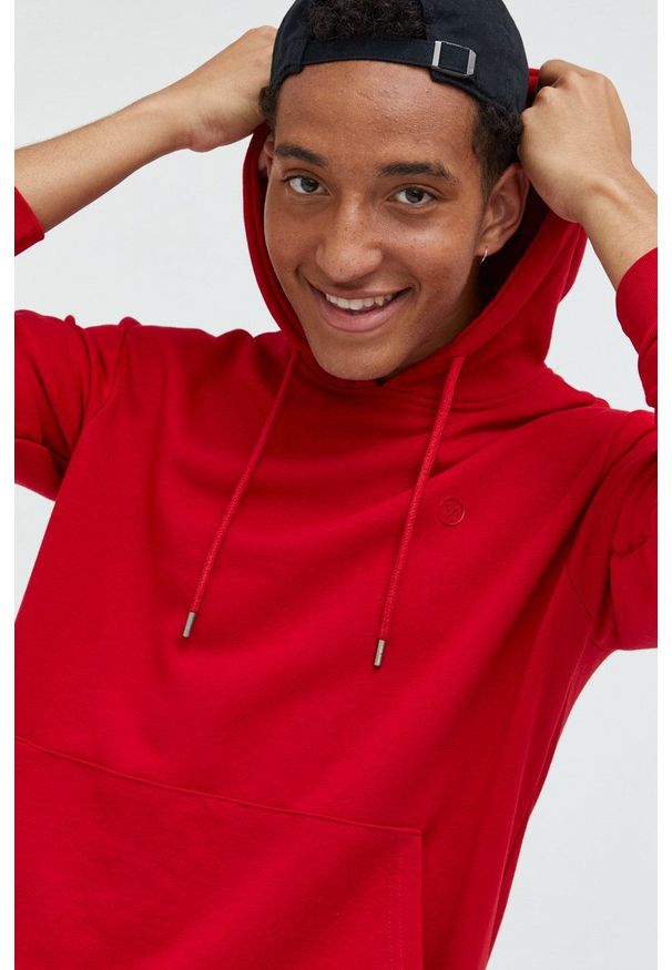 Cross Jeans bluza męska kolor czerwony z kapturem gładka. Okazja: na co dzień. Typ kołnierza: kaptur. Kolor: czerwony. Materiał: dzianina. Wzór: gładki. Styl: casual