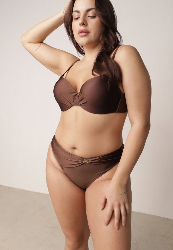 Born2be - Brązowe Bikini Biustonosz i Figi z Ozdobnym Marszczeniem i Aplikacją Periete. Kolor: brązowy. Wzór: aplikacja