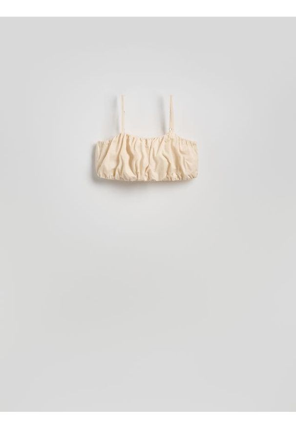 Reserved - Krótki top na ramiączkach - złamana biel. Materiał: tkanina, bawełna. Długość rękawa: na ramiączkach. Długość: krótkie