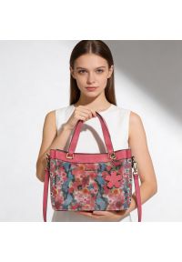 Torebka damska Laura Vita, z materiału syntetycznego z dekoracyjnym nadrukiem kwiatowym krótkie uchwyty do noszenia w dłoni regulowany pasek na ramię. Kolor: różowy. Wzór: nadruk, kwiaty. Styl: elegancki, casual. Rodzaj torebki: na ramię #1