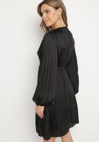 Born2be - Czarna Rozkloszowana Sukienka Plisowana z Marszczeniem i Dekoltem w Serek Aladwen. Okazja: na co dzień. Typ kołnierza: dekolt w serek. Kolor: czarny. Materiał: poliester. Typ sukienki: proste, rozkloszowane. Styl: casual, elegancki #3