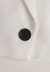 Renee - Biała Kamizelka Garniturowa Zapinana na Guzik Tiamas. Okazja: na co dzień, do pracy, na spotkanie biznesowe. Kolor: biały. Wzór: jednolity. Styl: klasyczny, casual, biznesowy #4