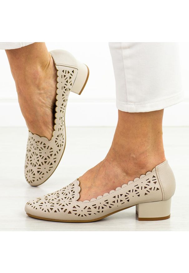 Ażurowe Wt czółenka damskie na obcasie M.Daszyński Sa200-1. Nosek buta: okrągły. Kolor: biały. Szerokość cholewki: normalna. Wzór: ażurowy. Materiał: skóra. Sezon: wiosna, jesień, lato. Obcas: na obcasie. Styl: elegancki, klasyczny. Wysokość obcasa: niski