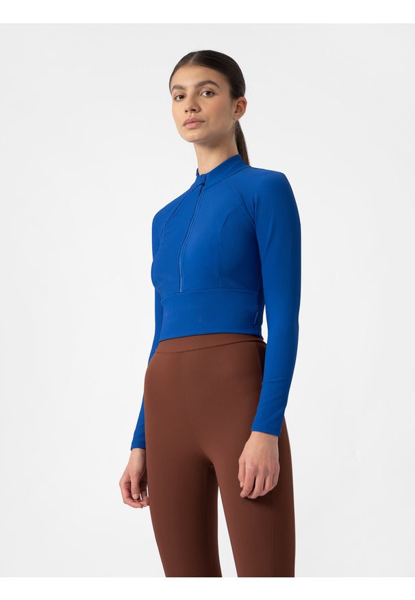 4f - Longsleeve crop-top slim w prążki damski. Okazja: na co dzień. Kolor: niebieski. Materiał: materiał, dzianina, prążkowany, elastan. Długość rękawa: długi rękaw. Długość: długie. Wzór: prążki. Styl: casual