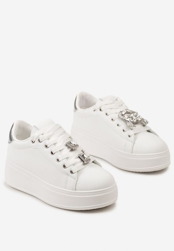 Born2be - Biało-Srebrne Sneakersy na Platformie z Odpinanymi Zawieszkami Przy Sznurówkach Harhi. Zapięcie: sznurówki. Kolor: biały. Materiał: bawełna, jeans. Obcas: na platformie